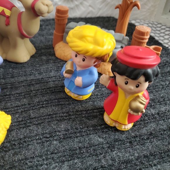 Fisher Price Little People Nativity Set 16pc with Stable - Picture 10 of 17